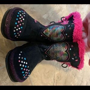 Kids winter boots.